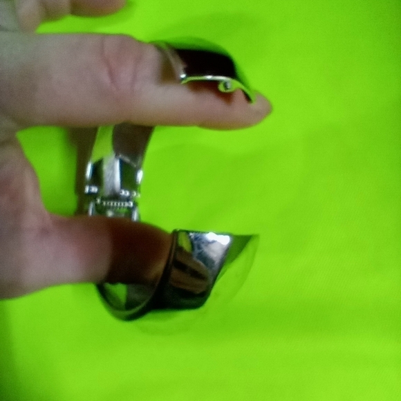 Silvertone smooth wavy hinged bracelet 2 x 2.5 i.d. - Picture 3 of 9